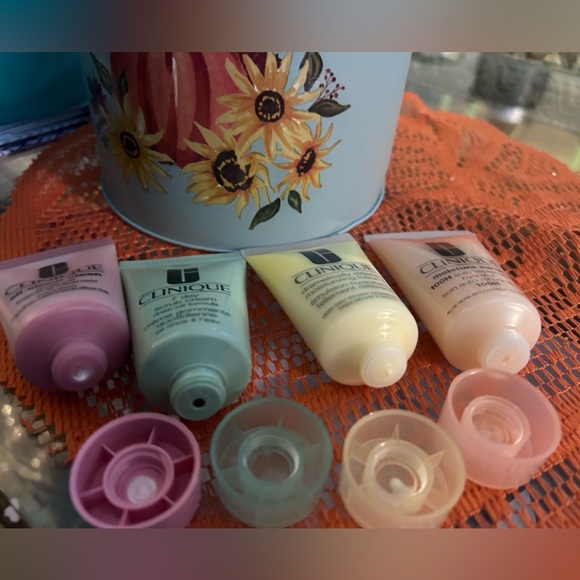 🚨Brand New Clinique face care. 
🆕 Skin Care added to set! - Picture 4 of 7